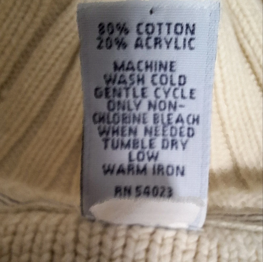 A Gap men's ribbed 1/4 zip chunky sweater in a size large. EUC